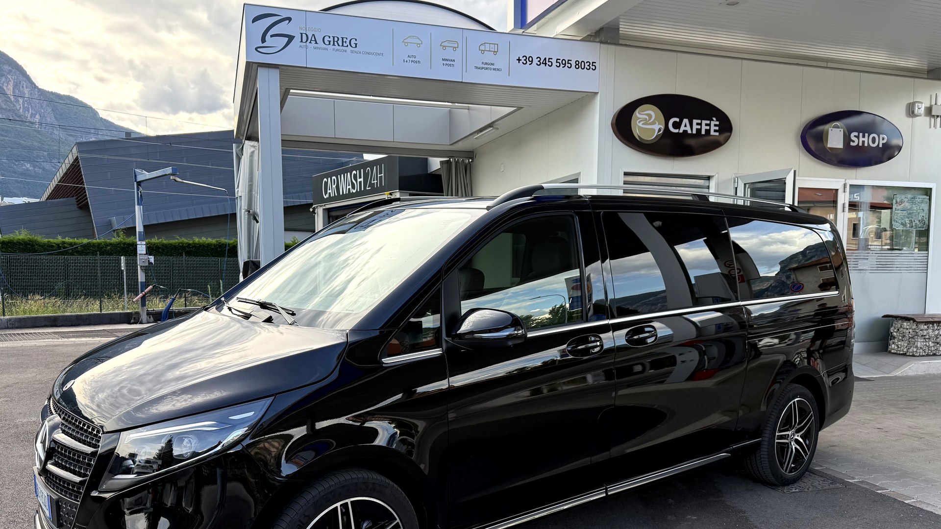 Mercedes Classe V Da Greg davanti al distributore Q8 di Mezzocorona
